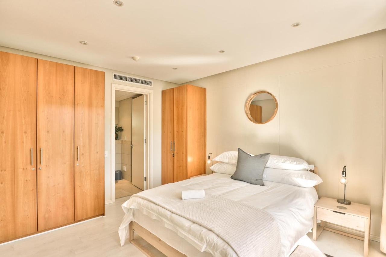 Elegant V&A Waterfront Canal Apartment Кейптаун Екстериор снимка