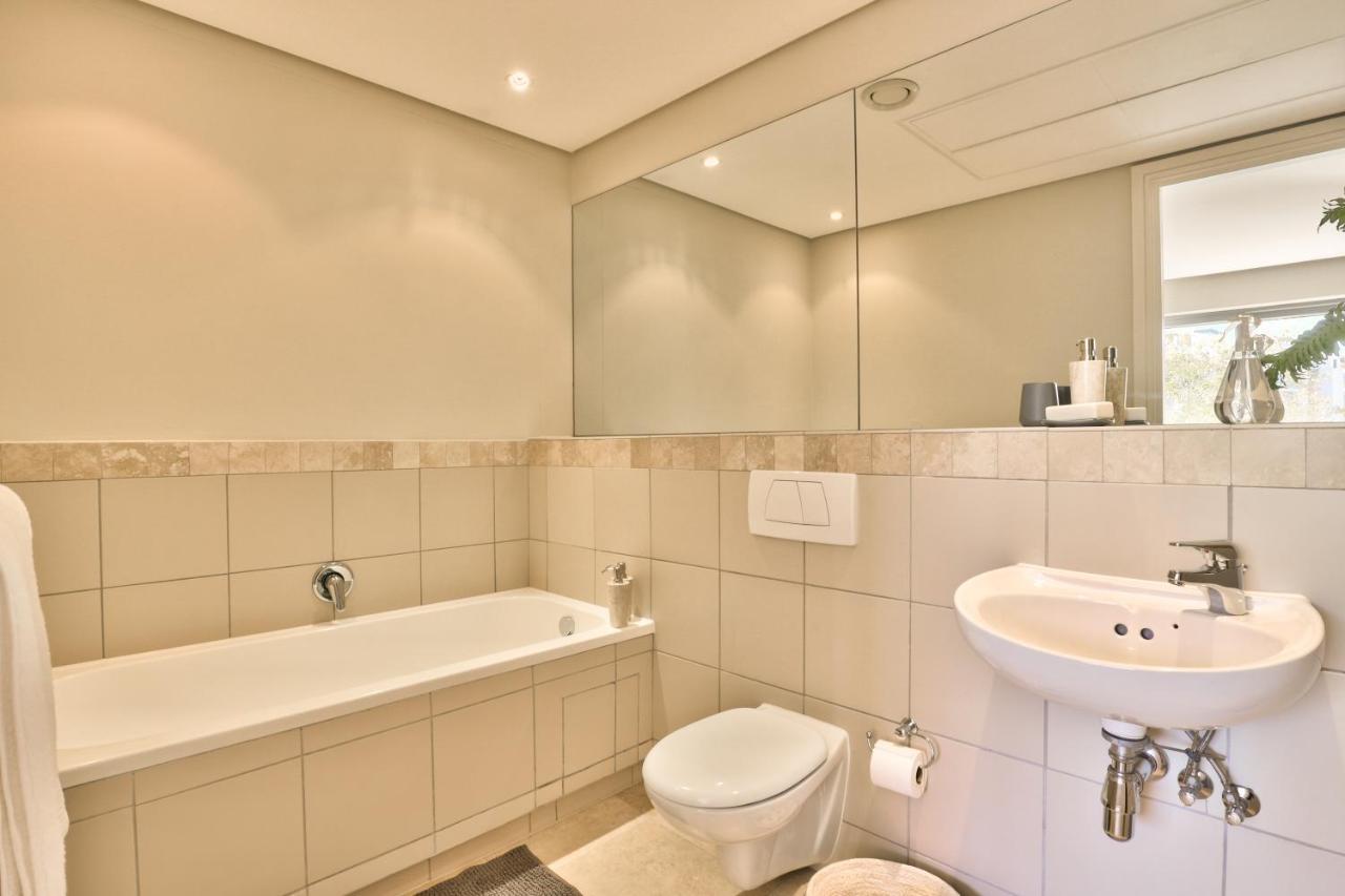 Elegant V&A Waterfront Canal Apartment Кейптаун Екстериор снимка